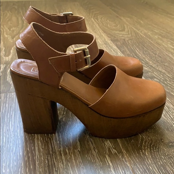 Topshop Shoes - TOPSHOP Gabby Tan Closed Leather Clogs Pumps 8.5